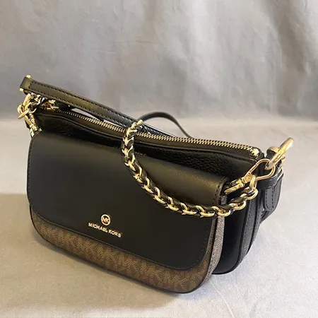 Väska Michael Kors, ca 25x15x5cm, gulmetallfärgade beslag, nötta detaljer, kvitto 2023, bruksslitage. 