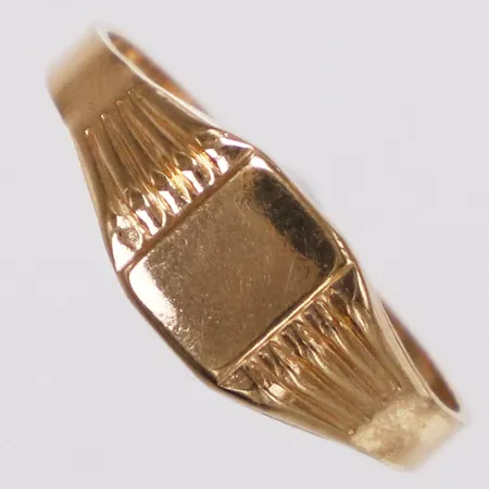 Klackring stl 16¾, bredd 1,8-6,7mm, skev, 18K Vikt: 1,5 g