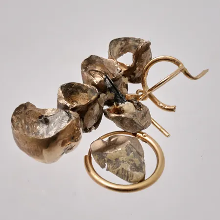 Diverse defekt guld, 18K, vikt 10,49g.