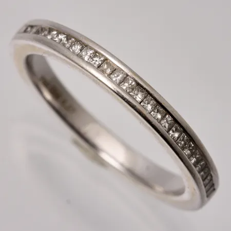 Ring i 18K vitguld, stl 17¾, bredd 2,6mm, 26st diamanter, prinsesslipade, 0,27ct, tillverkad av Guldfynd, vikt 4,23g.