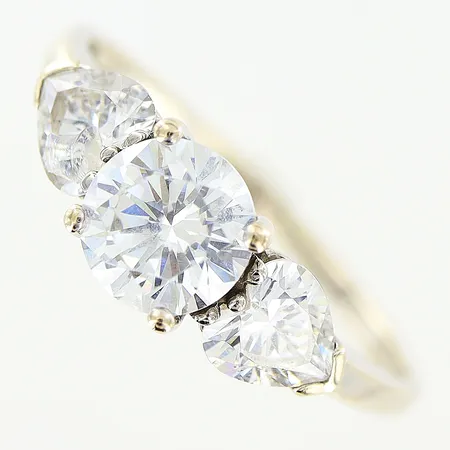 Ring vita stenar, stl 18¾, bredd 1,5-6mm, vitguld, i behov rodiering, nagg i en utav sidostenarna, 14K Vikt: 2,6 g