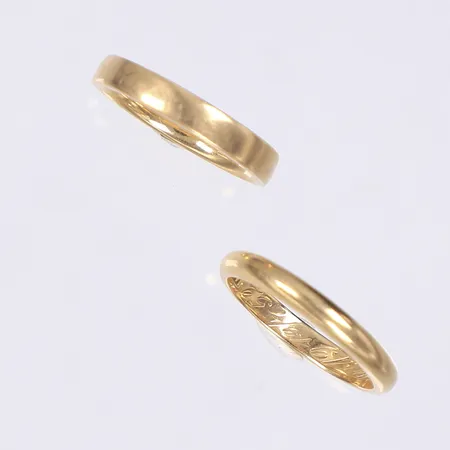 Två ringar släta gravyr 18K  Vikt: 9,8 g