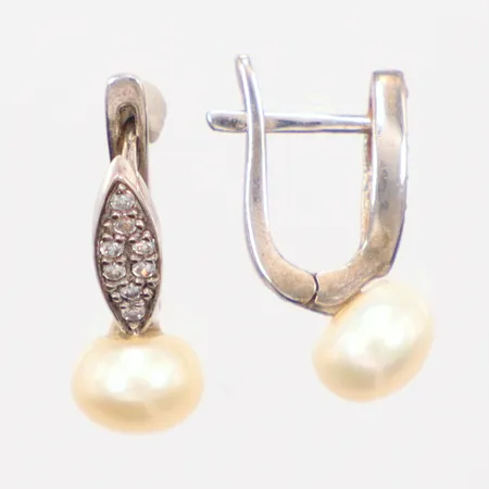 Ett par örhängen silver 925/1000, pärlor, 2cm Vikt: 4,1 g