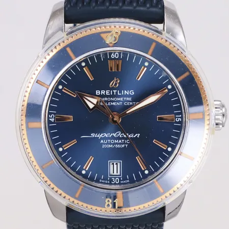 Herrur Breitling Superocean Heritage 42, stål/guld, automatisk, Ø42mm, ref-nr UB2010, serie-nr 5087304, datum, blå urtavla och ring, gummilänk (281S 22-20) med viklås (repor), certifikat, manual, tag, box, ytterkartong Vikt: 0 g