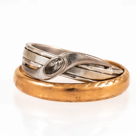 Graverat guld i 18K. Vikt: 12,2g.