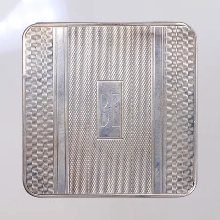 Dosa, 6,5x6,5cm, gravyr BE, bucklor, K&EC Göteborg, 830/1000 silver Vikt: 48 g