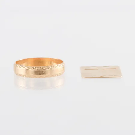 Ring och id bricka med gravyrer 18k. Vikt: 5,3 g