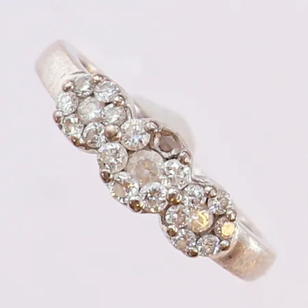 Ring med diamanter 1 x ca 0,03ct, 7 x ca 0,02ct, 12 x ca 0,01ct, stl: 15, bredd 2-5mm, en diamant saknas, GHA, vitguld 18K. Vikt: 2,7 g