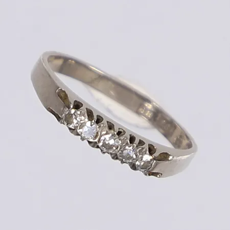 Ring med diamanter totalt 0,13ctv enligt gravyr stl 16 bredd 2-3mm vitguld gravyr ojämn skena 18K Vikt: 2,3 g