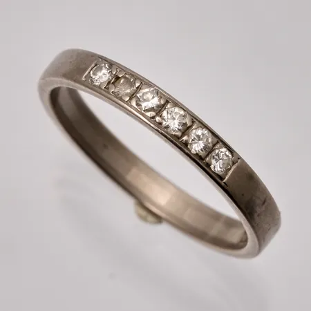 Ring i 18K vitguld, stl 19, bredd 2,9mm, 6st Diamanter, 0,24ct, en diamant är trasig, tillverkad av 	Ceson Guldvaru Ab, vikt 3,9g.