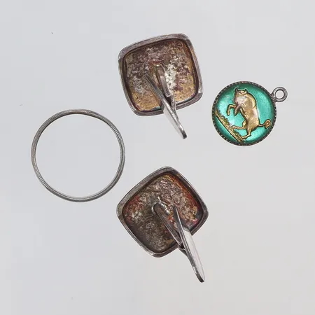 Diverse silver, små defekter, med glas, gravyr silver 830/1000 Vikt: 13,7 g