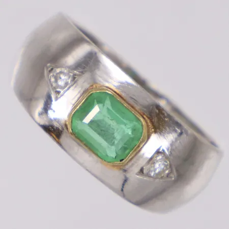 Ring med smaragd och briljantslipade diamanter ca 0,04ctv, bredd 7,9mm, bucklig skena, repor, Platina  Vikt: 4,9 g