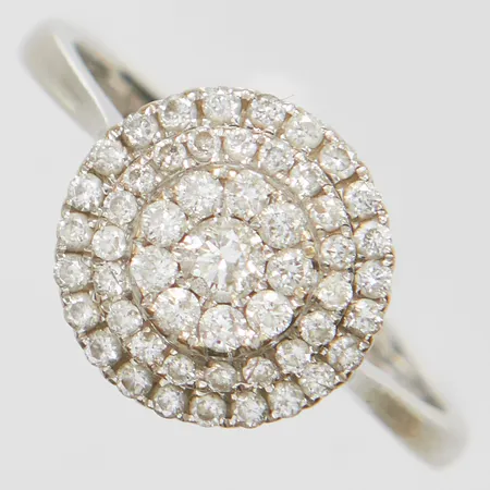 Ring med 52 diamanter 0,75ctv enligt gravyr, Ø16¾, bredd: 2,1-10,3mm, behov av rodiering, vitguld, 18K Vikt: 3,4 g