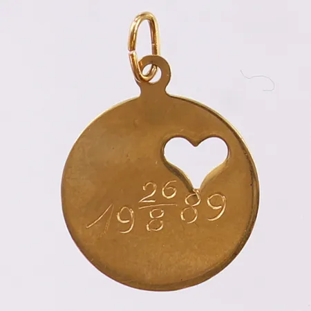 Hänge, Ø15mm, gravyr, 18K. Vikt: 0,7 g
