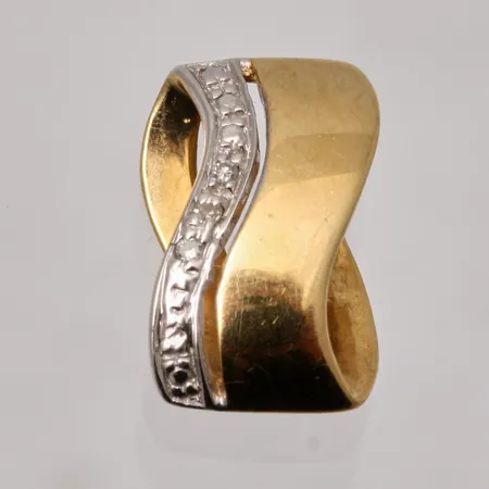 Hänge i 18K guld/vitguld, mått 9,2x15mm, 3st små diamanter, 8/8 slipade, tillverkad av Guldfynd, vikt 1,86g.