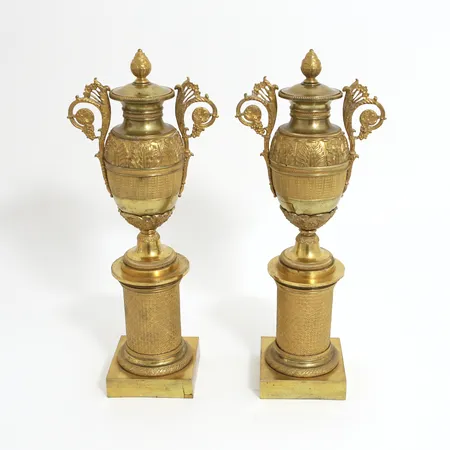 Ett par Casoletter i förgylld brons Empire, 1800-talets första hälft, urnformade med bladornerade hänklar, höjd 36cm, sålda på Bruun Rasmussen i Köpenhamn, kvitto medföljer.