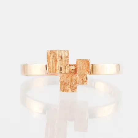 Ring med gravyr 18k,Finland, storlek 17 mm,bredd 1.8-7.5 mm. Vikt: 3,1 g