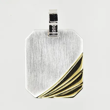 Hänge bricka med förgylld detalj och matterad yta, längd 24 mm, bredd 17 mm, 925/1000 silver. Vikt: 4,7 g