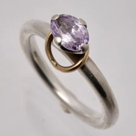 Ring i silver, stl 17¾, bredd 2,6-6,3mm, 925/1000, 1st lila sten, mått 6x8mm, med en ögla i 14K runt med 1st liten Diamant, ca 0,015ct, tillverkad av Pandora, vikt 4,96g.