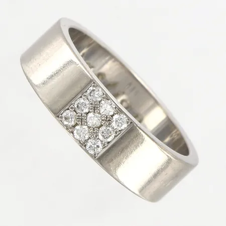 Ring Engelbert, vitguld med 9 diamanter ca 0,18ctv, stl 17¼, bredd: 6mm, gravyr, 18K, ask i box medföljer Vikt: 7,4 g