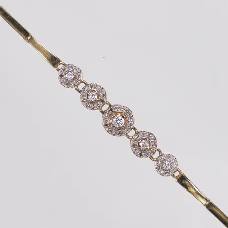 Armband diamanter 1 x ca0,08ct, 2 x ca0,04ct, 2 x ca0,03ct, 50 x ca0,01ct, 19cm, bredd 2,2-8mm, 14K  Vikt: 9,4 g