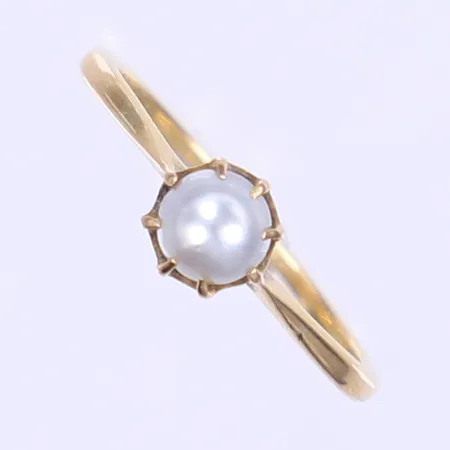 Ring med pärla stl 17 bredd 1-6mm ostämplad gravyr 18K  Vikt: 1,9 g