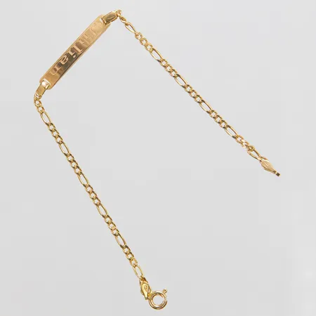 Armband. Figaro, längd: 16,4cm, bredd: 2-4mm, integrerad namnbricka med personlig gravyr, 18K Vikt: 2,1 g