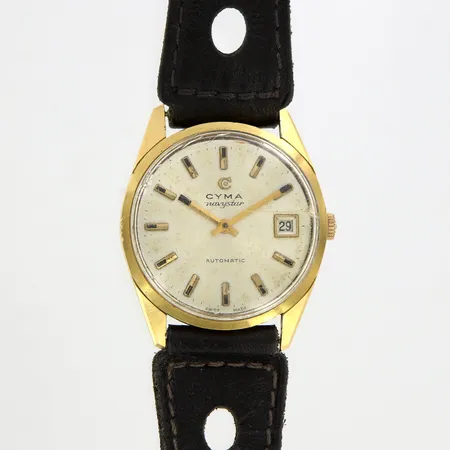 Herrur Cyma Ø34mm, datumfönster, automatisk, repig, spricka i plastglas, 18K i boett, slitet läderband, behov av service,