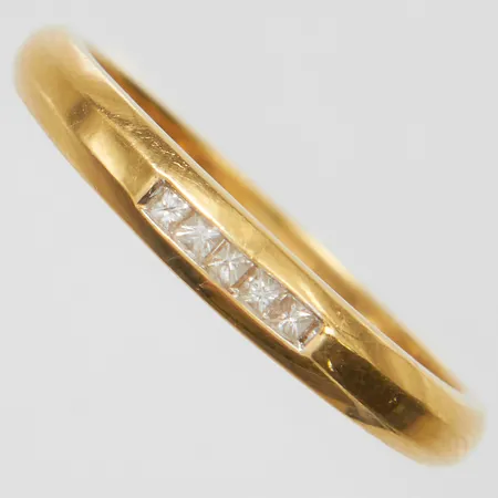 Ring med princesslipade diamanter 5 x ca.0,015ct, Ø20, bredd: 2-3,5mm, GHA, 18K Vikt: 3,9 g