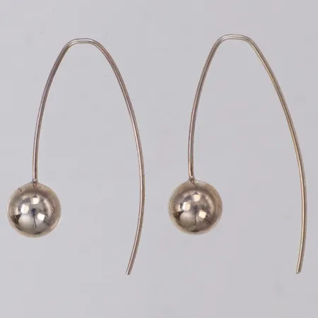 Ett par örhängen, längd 35mm, bredd 9,9mm, 925/1000 silver Vikt: 4,8 g