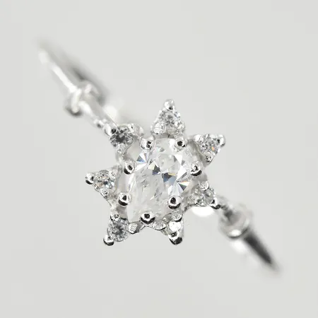 Ring med vita stenar, stl 17¼, bredd 1-8 mm, 925/1000 silver. Vikt: 0,9 g