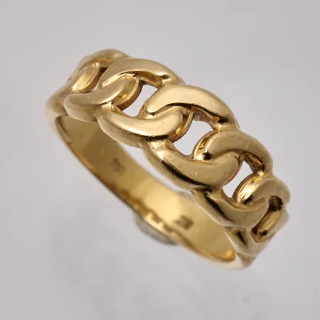 Ring i 18K guld, stl 15¼, Pansar, bredd 2,9-6,6mm, tillverkad av Guldfynd, vikt 2,41g.