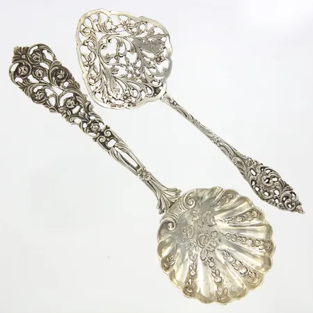 2 serveringsskedar, ca 18,5 och 16,5cm, 830/1000 Silver Vikt: 88,2 g
