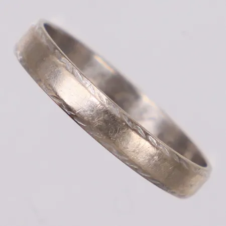 Ring, stl 20½, bredd 3,7mm, personlig gravyr, vitguld, 18K Vikt: 3,5 g