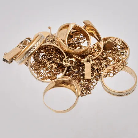 Diverse defekt guld, 18K, vikt 82,2g.