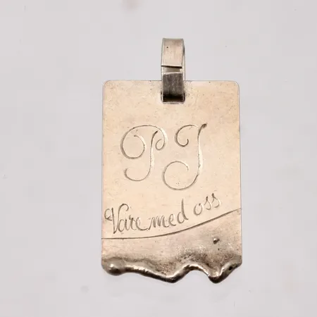 Hänge i silver, mått 13x24,2mm, 830/1000, personlig grevyr, vikt 1,47g.