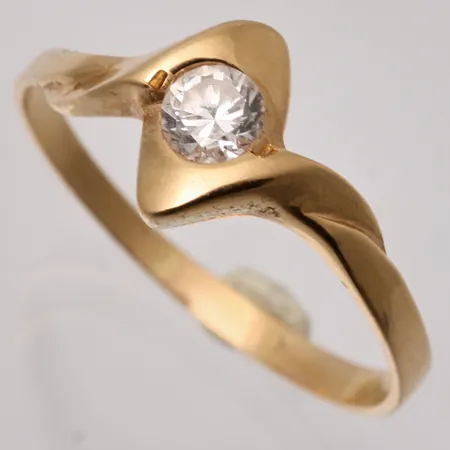 Ring i 18K guld, stl 18¾, bredd 1,9-9,1mm, 1st vit sten, mått Ø4mm, tillverkad av Bronsil AB, vikt 2,26g.