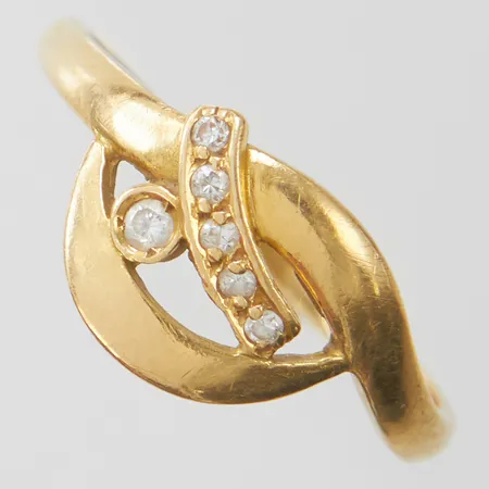 Ring med vita stenar, skev, 9K Vikt: 1,6 g