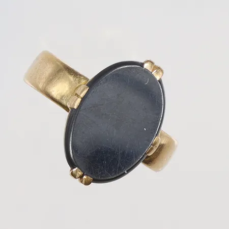 Ring med svart sten stl 18 bredd 3-15mm, gravyr 18K Vikt: 5,1 g