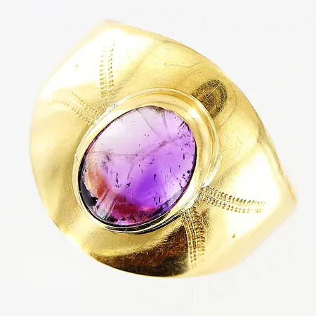 Ring med ametist, stl 14¾, bredd 3,5-13mm, skev skena, 18K Vikt: 2,1 g