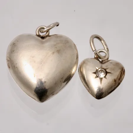 2st hängen i silver, Hjärtan, mått 9x14mm, 13,9x19,3mm, mindre hjärtat har 1st vit sten, mått Ø2mm, 830/1000, vikt 1,9g.