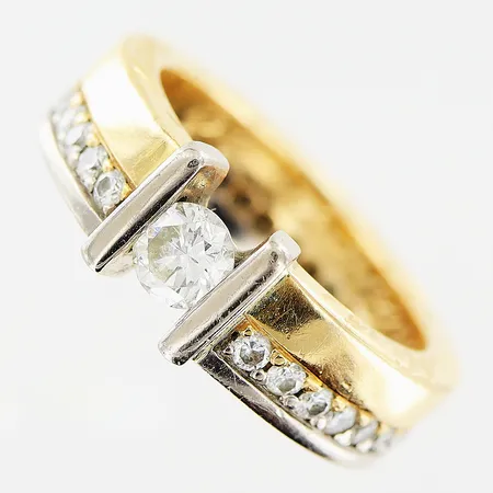 Ring med diamanter 31 x ca 0,02ct, 1 x ca 0,40ct, stl 17¼, bredd 6mm, gravyr längst kant samt i skenan, vit/gulguld, 18K Vikt: 12,1 g