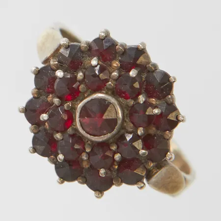 Ring med granater, ca.Ø16¾, bredd: 2,3-3,4mm, skev skena, silver, 830/1000 Vikt: 3,5 g