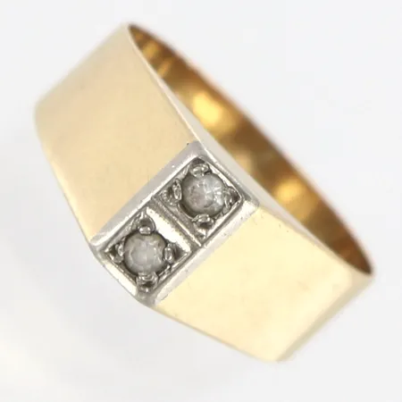 Ring med vita stenar stl 16½, bredd: 4-7mm, skev skena, 18K  Vikt: 2,4 g