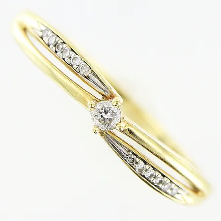 Ring diamanter 1 x ca 0,04ct, 12 x ca 0,005ct, stl 18¼, bredd 1,5-3mm, GHA, 18K Vikt: 1,9 g