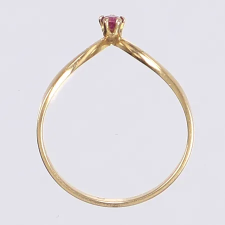 Ring med rödlila sten stl 16 bredd 1mm Guldfynd 18K Vikt: 0,9 g