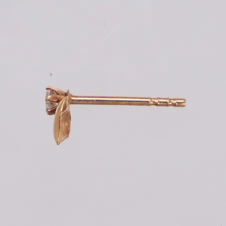 Ett udda örhänge med vit sten, längd 5,3mm, bredd 4,4mm, snurrebuss saknas, 18K Vikt: 0,1 g