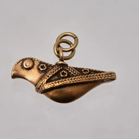 Hänge i brons, mått 30x25,6mm, Kalevala, fågel från Hattula.