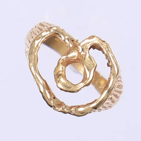 Ring med genombruten dekor stl 15½ bredd 2-14mm 18K  Vikt: 7,6 g