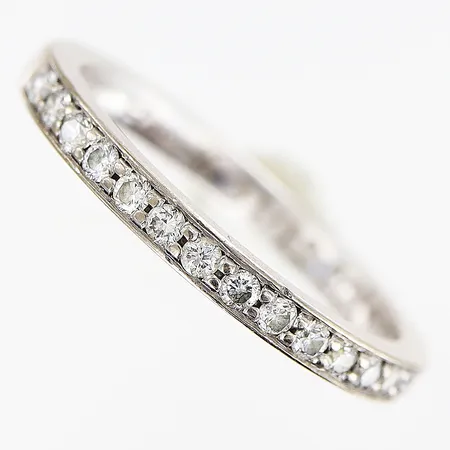 Ring diamanter 14 x ca 0,02ct, stl 18, bredd 2,3mm, Schalins, gravyr, vitguld, 18K Vikt: 3,7 g